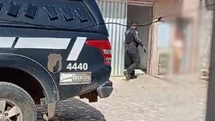 Imagem 1 - Suspeito de homicídio entra em confronto com a polícia e termina preso, em Areia Branca . O caso aconteceu durante um cumprimento de um mandado de busca e apreensão, na manhã desta segunda-feira (18). De acordo com as informações, ao entrarem no imóvel indicado pelo mandado os policiais foram recebidos a tiros pelo investigado, um homem identificado como Jackson Breno, conhecido como “Pelezinho”. Ele ainda chegou a fugir do local, pelos telhados das casas vizinhas. Houve revide e o homem acabou ferido na região da perna. Ele se entregou e foi socorrido para o hospital de Areia Branca e, em seguida, transferido para o HRTM em Mossoró. “Pelezinho” já respondia na justiça por tráfico de drogas e estava em liberdade, monitorado por tornozeleira eletrônica. Imagem 1 - Suspeito de homicídio entra em confronto com a polícia e termina preso, em Areia Branca . O caso aconteceu durante um cumprimento de um mandado de busca e apreensão, na manhã desta segunda-feira (18). De acordo com as informações, ao entrarem no imóvel indicado pelo mandado os policiais foram recebidos a tiros pelo investigado, um homem identificado como Jackson Breno, conhecido como “Pelezinho”. Ele ainda chegou a fugir do local, pelos telhados das casas vizinhas. Houve revide e o homem acabou ferido na região da perna. Ele se entregou e foi socorrido para o hospital de Areia Branca e, em seguida, transferido para o HRTM em Mossoró. “Pelezinho” já respondia na justiça por tráfico de drogas e estava em liberdade, monitorado por tornozeleira eletrônica.