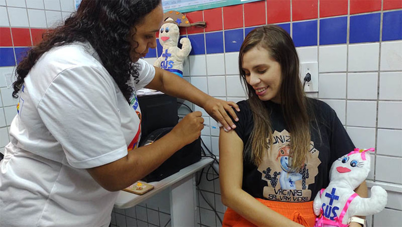 Imagem 1 - Campanha de vacinação contra a gripe é iniciada em todo o RN; confira os grupos prioritários. A campanha foi iniciada, oficialmente, nesta segunda-feira (18). Até 31 de maio, o objetivo é que estejam imunizadas as mais de 1,3 milhão de pessoas que compõem os 17 grupos prioritários listados pelo Ministério da Saúde para receber a vacina contra os diversos tipos de influenza. A Sesap recebeu e distribuiu aos municípios, neste primeiro lote, 360 mil doses. O “Dia D” de mobilização deverá acontecer em 13 de abril. Imagem 1 - Campanha de vacinação contra a gripe é iniciada em todo o RN; confira os grupos prioritários. A campanha foi iniciada, oficialmente, nesta segunda-feira (18). Até 31 de maio, o objetivo é que estejam imunizadas as mais de 1,3 milhão de pessoas que compõem os 17 grupos prioritários listados pelo Ministério da Saúde para receber a vacina contra os diversos tipos de influenza. A Sesap recebeu e distribuiu aos municípios, neste primeiro lote, 360 mil doses. O “Dia D” de mobilização deverá acontecer em 13 de abril.