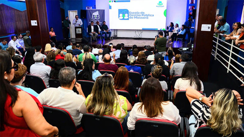 Imagem 1 - Prefeitura de Mossoró lança a primeira Escola de Gestão Pública do município. Com foco no aprimoramento do processo de ensino-aprendizagem, o projeto, lançado nesta terça-feira (19), visa capacitar os servidores para lidar com os desafios cotidianos do setor público, promovendo mais inovação, modernidade e eficiência das atividades. O evento aconteceu no Auditório Jornalista Dorian Jorge Freire, localizado na Estação das Artes Elizeu Ventania. Imagem 1 - Prefeitura de Mossoró lança a primeira Escola de Gestão Pública do município. Com foco no aprimoramento do processo de ensino-aprendizagem, o projeto, lançado nesta terça-feira (19), visa capacitar os servidores para lidar com os desafios cotidianos do setor público, promovendo mais inovação, modernidade e eficiência das atividades. O evento aconteceu no Auditório Jornalista Dorian Jorge Freire, localizado na Estação das Artes Elizeu Ventania.