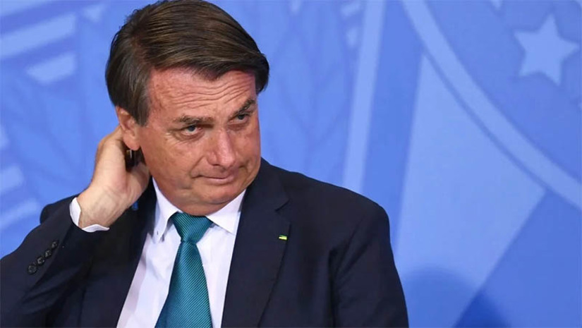Imagem 1 - PF indicia Bolsonaro por fraude em cartão de vacinação para covid-19. Em janeiro, a Controladoria-Geral da União (CGU) concluiu que é falso o registro de imunização contra a doença que consta do cartão de vacinação de Bolsonaro. A investigação originou-se de um pedido à Lei de Acesso à Informação (LAI) formulado no fim de 2022. O coronel Mauro Cid, ex-ajudante de ordens de Bolsonaro, também foi indiciado pela PF. Ele é apontado como articulador da emissão de cartões falsos de vacinação contra a covid-19 para o ex-presidente e familiares dele. Imagem 1 - PF indicia Bolsonaro por fraude em cartão de vacinação para covid-19. Em janeiro, a Controladoria-Geral da União (CGU) concluiu que é falso o registro de imunização contra a doença que consta do cartão de vacinação de Bolsonaro. A investigação originou-se de um pedido à Lei de Acesso à Informação (LAI) formulado no fim de 2022. O coronel Mauro Cid, ex-ajudante de ordens de Bolsonaro, também foi indiciado pela PF. Ele é apontado como articulador da emissão de cartões falsos de vacinação contra a covid-19 para o ex-presidente e familiares dele.