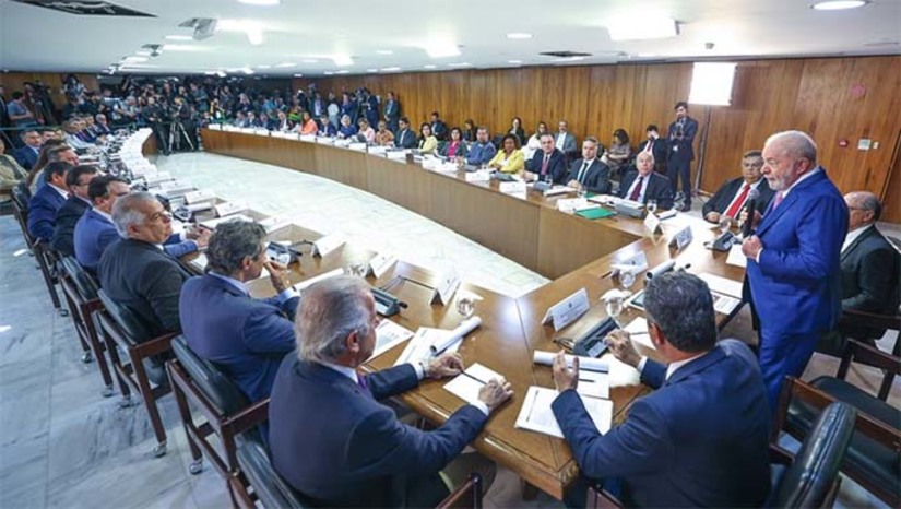 Imagem 1 -  Após abrir o encontro com um discurso em que avaliou que as entregas estão aquém do esperado, Lula analisou, a portas fechadas com seus auxiliares, pontos críticos da administração. Na sua vez de dar explicação, o Ministro da Justiça e Segurança Pública Ricardo Lewandowski apresentou o atual cenário das buscas de 2 fugitivos de uma penitenciária federal no Rio Grande do Norte. A tentativa de recapturá-los dura mais de 1 mês. O ministro disse que a geografia da região complica a operação.