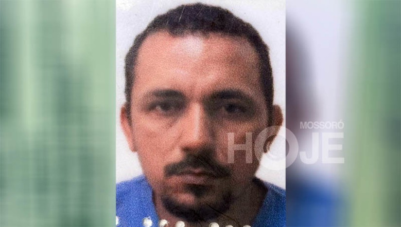 Imagem 1 - Homem saía de casa para buscar o filho na escola quando foi surpreendido e morto a tiros. O crime aconteceu por volta das 12h desta terça-feira (19). Francinaldo Vieira da Silva, de 46 anos, conhecido como Naldo, foi assassinado em frente a própria residência, localizada no bairro Bom Jesus, em Mossoró. Ele estava acompanhado da esposa, no momento do crime. De acordo com a delegada Cristiane Magalhães, da DHPP, a vítima foi atingida na região do pescoço e não teve tempo de reagir. Imagem 1 - Homem saía de casa para buscar o filho na escola quando foi surpreendido e morto a tiros. O crime aconteceu por volta das 12h desta terça-feira (19). Francinaldo Vieira da Silva, de 46 anos, conhecido como Naldo, foi assassinado em frente a própria residência, localizada no bairro Bom Jesus, em Mossoró. Ele estava acompanhado da esposa, no momento do crime. De acordo com a delegada Cristiane Magalhães, da DHPP, a vítima foi atingida na região do pescoço e não teve tempo de reagir.