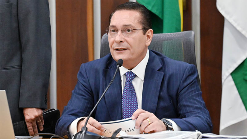 Imagem 1 - Ezequiel solicita recuperação emergencial de pontilhão entre Acari e Cruzeta. O deputado, presidente da ALRN, também pleiteia a recuperação emergencial do pontilhão localizado entre os bairros Dinarte Mariz e Luiz Gonzaga, na saída de Acari para Cruzeta. A estrada foi incluída no Lote 2 das obras anunciadas pelo Governo do Estado, que tem 10 trechos rodoviários totalizando 301 quilômetros, dos quais sete são no Seridó e os três restantes na área sob jurisdição do Distrito Rodoviário de Santana do Matos. Imagem 1 - Ezequiel solicita recuperação emergencial de pontilhão entre Acari e Cruzeta. O deputado, presidente da ALRN, também pleiteia a recuperação emergencial do pontilhão localizado entre os bairros Dinarte Mariz e Luiz Gonzaga, na saída de Acari para Cruzeta. A estrada foi incluída no Lote 2 das obras anunciadas pelo Governo do Estado, que tem 10 trechos rodoviários totalizando 301 quilômetros, dos quais sete são no Seridó e os três restantes na área sob jurisdição do Distrito Rodoviário de Santana do Matos.