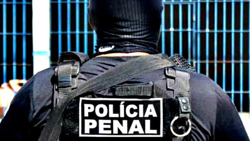 Imagem 1 - Polícia prende um suspeito e apreende armas e munições em Baraúna. A ação conjunta, envolvendo a força-tarefa de recaptura dos presos da penitenciária federal de Mossoró, coordenada pela SENAPEN, aconteceu por volta das 15h30 desta terça-feira (19), no bairro Cinderela, na zona urbana de Baraúna. A inteligência das polícias penais do Ceará e do RN conseguiram localizar o armamento e prendeu o suspeito em flagrante. Apesar de ter sido capturado pela força-tarefa, o Ministério da Justiça descartou o envolvimento dele na fuga de Deybson e Rogério. Imagem 1 - Polícia prende um suspeito e apreende armas e munições em Baraúna. A ação conjunta, envolvendo a força-tarefa de recaptura dos presos da penitenciária federal de Mossoró, coordenada pela SENAPEN, aconteceu por volta das 15h30 desta terça-feira (19), no bairro Cinderela, na zona urbana de Baraúna. A inteligência das polícias penais do Ceará e do RN conseguiram localizar o armamento e prendeu o suspeito em flagrante. Apesar de ter sido capturado pela força-tarefa, o Ministério da Justiça descartou o envolvimento dele na fuga de Deybson e Rogério.