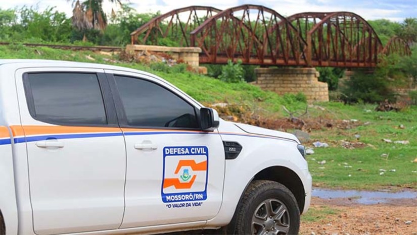 Imagem 1 - O monitoramento mostra que o maior volume de chuvas foi registrado no pluviômetro instalado no bairro Dom Jaime Câmara. O equipamento verificou precipitação de 49,4 mm. Na zona rural do município segundo o balanço, a maior chuva foi registrada na localidade de Pomar, com 97 milímetros. A Defesa Civil de Mossoró segue em alerta máximo, intensificando os trabalhos de monitoramento com foco na garantia da segurança das pessoas. Neste período chuvoso, a equipe segue de prontidão, assumindo um papel cada vez mais importante, trabalhando na prevenção, proteção e orientação da população. A Defesa Civil pode ser acionada através do número 199. A ligação é gratuita. Imagem 1 - O monitoramento mostra que o maior volume de chuvas foi registrado no pluviômetro instalado no bairro Dom Jaime Câmara. O equipamento verificou precipitação de 49,4 mm. Na zona rural do município segundo o balanço, a maior chuva foi registrada na localidade de Pomar, com 97 milímetros. A Defesa Civil de Mossoró segue em alerta máximo, intensificando os trabalhos de monitoramento com foco na garantia da segurança das pessoas. Neste período chuvoso, a equipe segue de prontidão, assumindo um papel cada vez mais importante, trabalhando na prevenção, proteção e orientação da população. A Defesa Civil pode ser acionada através do número 199. A ligação é gratuita.
