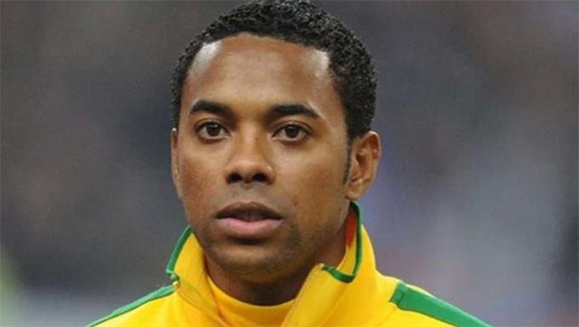 Imagem 1 - O STJ decidiu por 9 votos a 2 que o ex-jogador Robinho deve cumprir pena por estupro no Brasil. Decidiu também que ele deve cumprir pena imediata. Robinho foi condenado na Itália. A defesa de Robinho afirmou que vai recorrer ao próprio STJ e ao Supremo Tribunal Federal (STF). A defesa também disse que vai pedir para ele aguardar a resposta aos recursos em liberdade. A execução da prisão imediata caberá às autoridades de Santos, onde Robinho está. Imagem 1 - O STJ decidiu por 9 votos a 2 que o ex-jogador Robinho deve cumprir pena por estupro no Brasil. Decidiu também que ele deve cumprir pena imediata. Robinho foi condenado na Itália. A defesa de Robinho afirmou que vai recorrer ao próprio STJ e ao Supremo Tribunal Federal (STF). A defesa também disse que vai pedir para ele aguardar a resposta aos recursos em liberdade. A execução da prisão imediata caberá às autoridades de Santos, onde Robinho está.