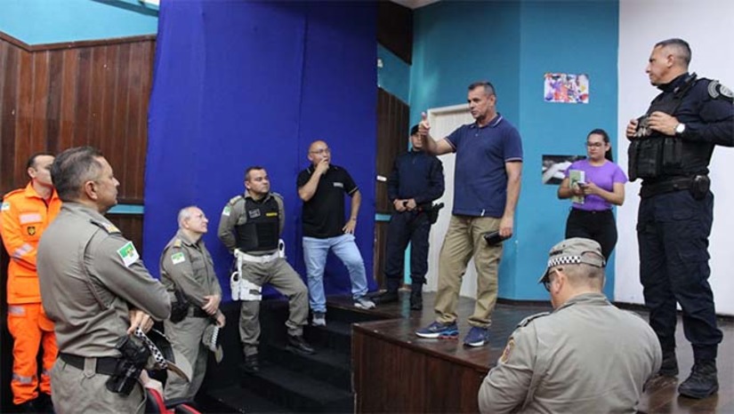 Imagem 1 - Representantes das polícias Civil e Militar, equipe do Corpo de Bombeiros, equipe da Sesdem, além da Guarda Civil Municipal de Mossoró (GCM) estiveram presentes na manhã desta terça-feira (20), realizando visitas técnicas de planejamento e conhecimento dos possíveis locais de suporte para as guarnições envolvidas. Durante o encontro, foram discutidas a identificação de pontos chaves que atendam a cobertura de segurança no decorrer do evento, o posicionamento estratégico de equipes e viaturas, a coordenação de comunicações e a implementação de protocolos de resposta rápida e eficaz. Imagem 1 - Representantes das polícias Civil e Militar, equipe do Corpo de Bombeiros, equipe da Sesdem, além da Guarda Civil Municipal de Mossoró (GCM) estiveram presentes na manhã desta terça-feira (20), realizando visitas técnicas de planejamento e conhecimento dos possíveis locais de suporte para as guarnições envolvidas. Durante o encontro, foram discutidas a identificação de pontos chaves que atendam a cobertura de segurança no decorrer do evento, o posicionamento estratégico de equipes e viaturas, a coordenação de comunicações e a implementação de protocolos de resposta rápida e eficaz.
