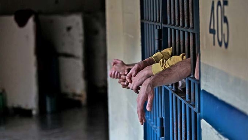 Imagem 1 - Os deputados mantiveram a alteração feita no Senado que permite a saída temporária de presos para frequentar curso profissionalizante, de ensino médio ou superior, exceto aos condenados por crime hediondo ou crime praticado com violência ou grave ameaça à pessoa. A legislação atual prevê a saída temporária, conhecida como “saidinha”, para condenados no regime semiaberto. Eles podem deixar a prisão cinco vezes ao ano para visitar a família em feriados, estudar fora ou participar de atividades de ressocialização. Imagem 1 - Os deputados mantiveram a alteração feita no Senado que permite a saída temporária de presos para frequentar curso profissionalizante, de ensino médio ou superior, exceto aos condenados por crime hediondo ou crime praticado com violência ou grave ameaça à pessoa. A legislação atual prevê a saída temporária, conhecida como “saidinha”, para condenados no regime semiaberto. Eles podem deixar a prisão cinco vezes ao ano para visitar a família em feriados, estudar fora ou participar de atividades de ressocialização.
