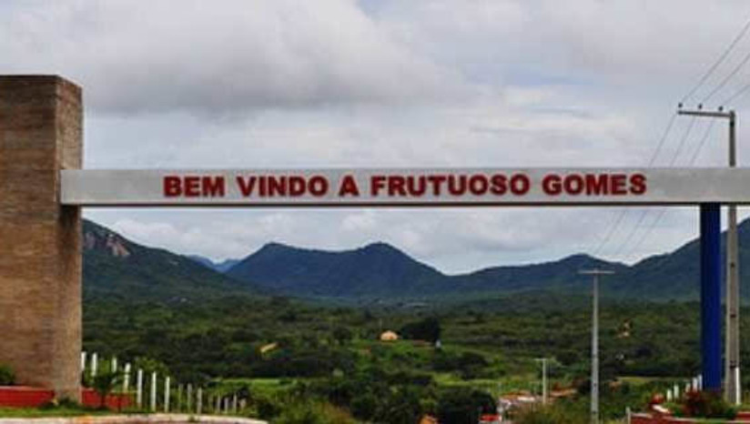 Imagem 1 - Homem é morto em propriedade rural do município de Frutuoso Gomes. O crime aconteceu na manhã desta sexta-feira (22). De acordo com delegado Paulo Cesário, as informações colhidas até o momento dão conta que a vítima, identificada Reinaldo Pereira Filho, estava em uma propriedade do Sítio Cachoeirinha, quando foi surpreendida e morta com vários disparos de arma de fogo. Os suspeitos chegaram ao local em um carro tipo Corolla, de cor cinza. Ainda não há informações sobre os atiradores ou a motivação do crime. A polícia civil vai investigar o caso. Imagem 1 - Homem é morto em propriedade rural do município de Frutuoso Gomes. O crime aconteceu na manhã desta sexta-feira (22). De acordo com delegado Paulo Cesário, as informações colhidas até o momento dão conta que a vítima, identificada Reinaldo Pereira Filho, estava em uma propriedade do Sítio Cachoeirinha, quando foi surpreendida e morta com vários disparos de arma de fogo. Os suspeitos chegaram ao local em um carro tipo Corolla, de cor cinza. Ainda não há informações sobre os atiradores ou a motivação do crime. A polícia civil vai investigar o caso.