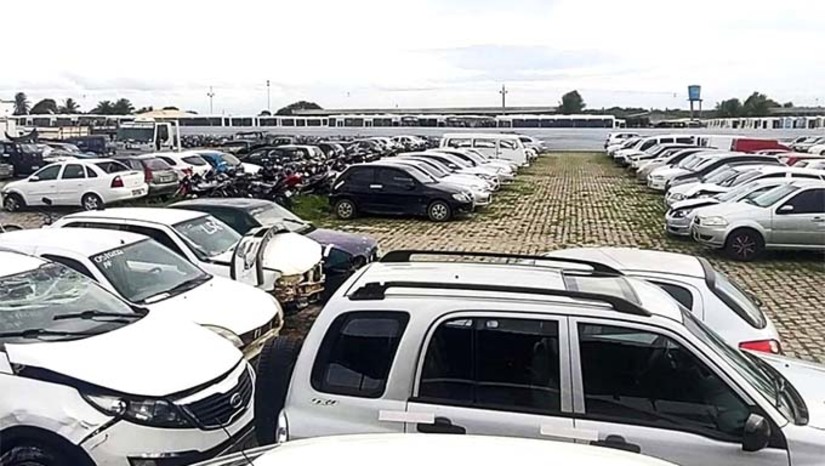 Imagem 1 - O Departamento Estadual de Trânsito do RN (Detran) realiza na próxima terça-feira 26, a partir das 10h, um novo leilão de veículos e sucatas. Os bens estão expostos no pátio de custódia de veículos credenciado pelo Detran, situado na cidade de Mossoró, na Avenida Centenária, nº 1000, bairro Aeroporto 1. Os bens serão leiloados exclusivamente pelo sistema online de arremate na internet e os interessados em participar devem fazer o cadastro no site da empresa Lance Certo Leilões em até 72h antes do dia e horário programado para a realização do leilão. Imagem 1 - O Departamento Estadual de Trânsito do RN (Detran) realiza na próxima terça-feira 26, a partir das 10h, um novo leilão de veículos e sucatas. Os bens estão expostos no pátio de custódia de veículos credenciado pelo Detran, situado na cidade de Mossoró, na Avenida Centenária, nº 1000, bairro Aeroporto 1. Os bens serão leiloados exclusivamente pelo sistema online de arremate na internet e os interessados em participar devem fazer o cadastro no site da empresa Lance Certo Leilões em até 72h antes do dia e horário programado para a realização do leilão.