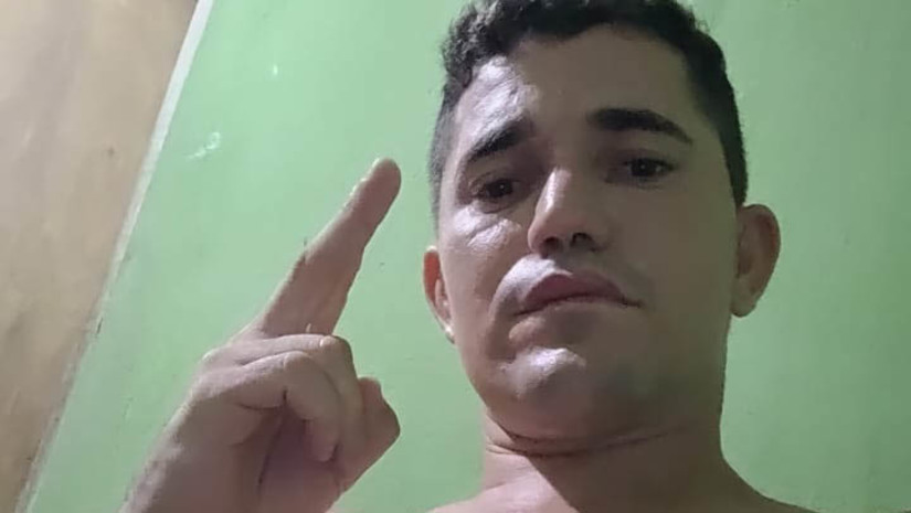 Imagem 1 - “Bebedeira” termina em homicídio no bairro Santo Antônio, em Mossoró. A vítima, identificada como Jonh Lenon Gomes Morais, de 28 anos, estava em uma residência, bebendo com outras pessoas, quando acabou morto com disparos de arma de fogo, após uma discussão com um dos participantes. Logo após o corpo da vítima ter sido removido pelo Itep, a delegada Cristiane Magalhães, da DHPP, foi informada que um outro homem foi levado para a UPA do Santo Antônio, em surto psicótico, e que, possivelmente, seria o autor do homicídio. Imagem 1 - “Bebedeira” termina em homicídio no bairro Santo Antônio, em Mossoró. A vítima, identificada como Jonh Lenon Gomes Morais, de 28 anos, estava em uma residência, bebendo com outras pessoas, quando acabou morto com disparos de arma de fogo, após uma discussão com um dos participantes. Logo após o corpo da vítima ter sido removido pelo Itep, a delegada Cristiane Magalhães, da DHPP, foi informada que um outro homem foi levado para a UPA do Santo Antônio, em surto psicótico, e que, possivelmente, seria o autor do homicídio.