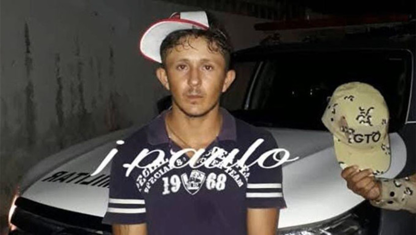 Imagem 1 - João Paulo Lino de Oliveira, de 29 anos, que já tem passagem pela polícia, estava bebendo e conversando com amigo dentro de casa no bairro Nicó Fernandes, quando o criminoso, usando uma máscara, invadiu a casa, e atirou várias vezes usando uma pistola calibre 380. O caso será investigado pela Polícia Civil de Caraúbas. Imagem 1 - João Paulo Lino de Oliveira, de 29 anos, que já tem passagem pela polícia, estava bebendo e conversando com amigo dentro de casa no bairro Nicó Fernandes, quando o criminoso, usando uma máscara, invadiu a casa, e atirou várias vezes usando uma pistola calibre 380. O caso será investigado pela Polícia Civil de Caraúbas.