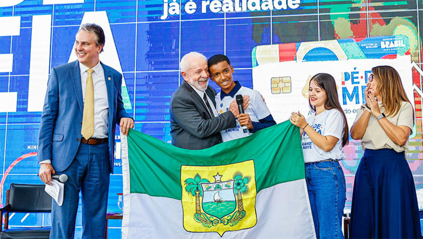 Imagem 1 -  “Não podemos desistir dos estudos. Somos jovens e temos que aproveitar a escola”. A fala é da estudante Lara Myrelly, da escola estadual Professor José de Freitas Nobre, em Mossoró, uma das representantes do Rio Grande do Norte durante cerimônia realizada no Palácio do Planalto, em Brasília, nesta segunda-feira (25), para anunciar o pagamento da 1ª parcela do Pé-de-Meia. O evento contou com a presença do presidente Lula e do ministro da Educação, Camilo Santana. Também representaram o estado os estudantes Manuely Tauane, da escola estadual Doutor Mauro Medeiros, em Parelhas, e Keydsson Gabriel, escola estadual Professora Crisan Simineia, em Natal. o RN tem 55 mil estudantes aprovados no programa. 