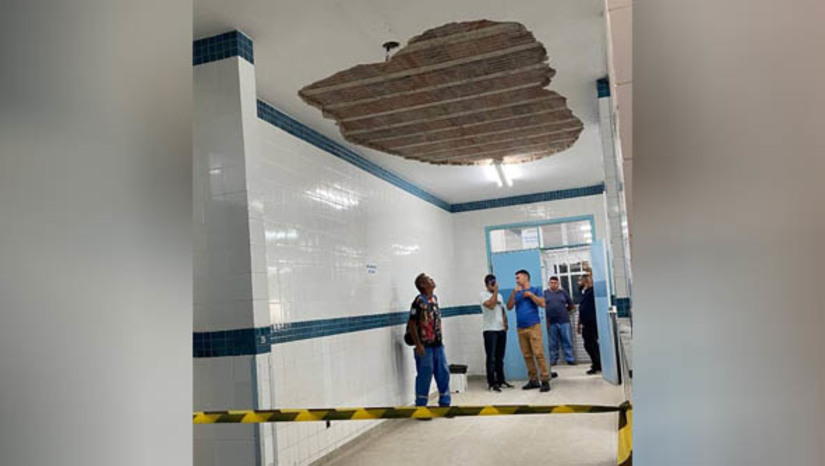 Imagem 1 - Forro de um dos setores da UPA do BH caiu nesta terça (26); ninguém ficou ferido. Segundo informações do local, não havia pacientes ou servidores próximo no momento em que o forro cedeu. Uma equipe da secretaria de infraestrutura, bem como o Corpo de Bombeiros, foram acionados para averiguar a situação e isolar o local para evitar acidentes. Em nota, a PMM informou que “não existiam problemas aparentes na estrutura que cedeu. De acordo com as análises preliminares, foi identificada má execução da construção da unidade na época”. Imagem 1 - Forro de um dos setores da UPA do BH caiu nesta terça (26); ninguém ficou ferido. Segundo informações do local, não havia pacientes ou servidores próximo no momento em que o forro cedeu. Uma equipe da secretaria de infraestrutura, bem como o Corpo de Bombeiros, foram acionados para averiguar a situação e isolar o local para evitar acidentes. Em nota, a PMM informou que “não existiam problemas aparentes na estrutura que cedeu. De acordo com as análises preliminares, foi identificada má execução da construção da unidade na época”.