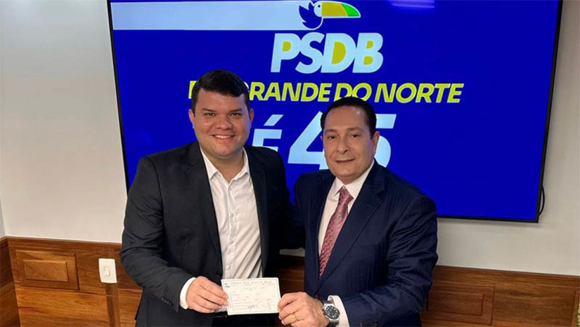Imagem 1 - Mossoró: Lawrence Amorim assina ficha do PSDB e tem autonomia para discutir Eleições 2024. PSDB promoverá evento de filiações na próxima semana na capital do Oeste. Líder da sigla no Estado, o deputado Ezequiel Ferreira abonou a filiação do novo tucano, atual presidente da câmara de Mossoró. “Lawrence é uma nova liderança, que vem galgando espaços e destaques não só em Mossoró, mas na região e no Estado. Ele foi candidato a deputado e chegou a quase 60 mil votos, tendo 33 mil votos somente em Mossoró, obtendo a maior votação da história para um federal. Lawrence chega e terá carta branca do PSDB para as Eleições 2024”, diz Ezequiel Ferreira. Imagem 1 - Mossoró: Lawrence Amorim assina ficha do PSDB e tem autonomia para discutir Eleições 2024. PSDB promoverá evento de filiações na próxima semana na capital do Oeste. Líder da sigla no Estado, o deputado Ezequiel Ferreira abonou a filiação do novo tucano, atual presidente da câmara de Mossoró. “Lawrence é uma nova liderança, que vem galgando espaços e destaques não só em Mossoró, mas na região e no Estado. Ele foi candidato a deputado e chegou a quase 60 mil votos, tendo 33 mil votos somente em Mossoró, obtendo a maior votação da história para um federal. Lawrence chega e terá carta branca do PSDB para as Eleições 2024”, diz Ezequiel Ferreira.