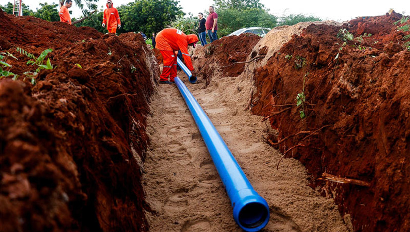 Imagem 1 - Adutora da Barrinha começa a ser construída; obra terá investimento de R$ 1,05 milhão. A adutora vai garantir a independência hídrica para a região e é um sonho antigo dos moradores. O sistema será composto por 2 mil metros de rede de adução (adutora), mais de 5,6 metros de tubulação para a rede de distribuição de água, dois reservatórios com capacidade de 20 mil litros cada e 381 unidades de hidrômetros para instalação em residências, contemplando aproximadamente 1 mil pessoas que residem na região. Imagem 1 - Adutora da Barrinha começa a ser construída; obra terá investimento de R$ 1,05 milhão. A adutora vai garantir a independência hídrica para a região e é um sonho antigo dos moradores. O sistema será composto por 2 mil metros de rede de adução (adutora), mais de 5,6 metros de tubulação para a rede de distribuição de água, dois reservatórios com capacidade de 20 mil litros cada e 381 unidades de hidrômetros para instalação em residências, contemplando aproximadamente 1 mil pessoas que residem na região.