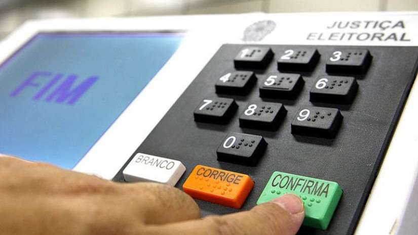 Imagem 1 -  [COLUNA ESPLANADA] A realização das eleições municipais custa caro aos cofres públicos. Conforme dados do Tribunal Superior Eleitoral (TSE), solicitados pela Coluna, a conta do pleito deste ano, bancada pelos cidadãos, custará mais de R$ 1,4 bilhão. É mais que o dobro dos gastos nas eleições de 2016 (R$ 608.709.455) e superior aos de 2020 (1.346.807.852). Os recursos são direcionados para o transporte das urnas eletrônicas - incluindo o apoio operacional -, alimentação dos mesários, apoio administrativo, técnico e operacional, e para as Forças Armadas que prestam auxílio logístico e de segurança. Além das eleições, também sai dos cofres públicos a dinheirama que turbina o chamado fundo eleitoral. Neste ano, os partidos vão torrar mais de R$ 4,9 bilhões nas campanhas a prefeito e vereador.  