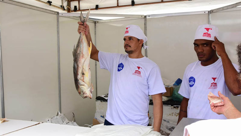 Imagem 1 - PMM e AFIM iniciam venda de peixe com valor acessível para a Semana Santa. A população de Mossoró poderá adquirir o quilo do peixe por apenas R$ 10. As vendas iniciaram nesta quarta-feira (27) e seguirão até a próxima sexta-feira (29). O horário será das 7h às 17h. O projeto “Peixe Popular” possibilita a famílias de baixa renda ter à mesa o alimento tão tradicional nesse período para os brasileiros. O Município está disponibilizando 10 pontos de vendas em distintos espalhados pela cidade; confira. Imagem 1 - PMM e AFIM iniciam venda de peixe com valor acessível para a Semana Santa. A população de Mossoró poderá adquirir o quilo do peixe por apenas R$ 10. As vendas iniciaram nesta quarta-feira (27) e seguirão até a próxima sexta-feira (29). O horário será das 7h às 17h. O projeto “Peixe Popular” possibilita a famílias de baixa renda ter à mesa o alimento tão tradicional nesse período para os brasileiros. O Município está disponibilizando 10 pontos de vendas em distintos espalhados pela cidade; confira.