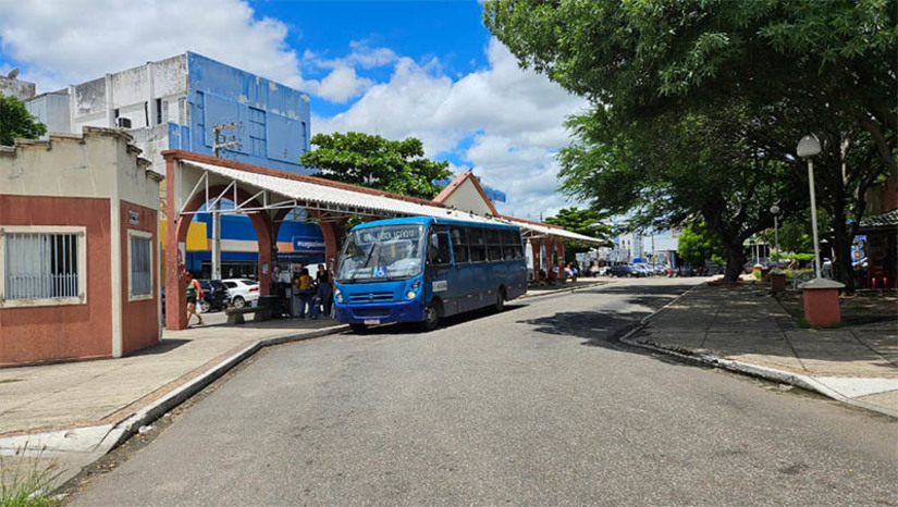 Imagem 1 - Após paralisação, secretaria de Mobilidade confirma que ônibus voltarão a circular a partir das 12h. Nesta quinta-feira (28), a população de Mossoró foi pega de surpresa com a paralisação do transporte coletivo. De acordo com informações da Prefeitura de Mossoró, a empresa Cidade do Sol, que presta serviço de transporte público no município, não informou previamente sobre a paralisação. No entanto, a Secretaria Municipal de Segurança Pública, Defesa Civil, Mobilidade Urbana e Trânsito já entrou em contato com a empresa, que confirmou que as linhas de ônibus retornarão ao seu funcionamento normal a partir do meio dia. Imagem 1 - Após paralisação, secretaria de Mobilidade confirma que ônibus voltarão a circular a partir das 12h. Nesta quinta-feira (28), a população de Mossoró foi pega de surpresa com a paralisação do transporte coletivo. De acordo com informações da Prefeitura de Mossoró, a empresa Cidade do Sol, que presta serviço de transporte público no município, não informou previamente sobre a paralisação. No entanto, a Secretaria Municipal de Segurança Pública, Defesa Civil, Mobilidade Urbana e Trânsito já entrou em contato com a empresa, que confirmou que as linhas de ônibus retornarão ao seu funcionamento normal a partir do meio dia.