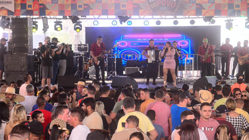 Imagem 1 - Artista locais poderão se credenciar para eventos e festivais de Mossoró a partir da segunda (1º). O processo de credenciamento será aberto de forma on-line no portal da Prefeitura de Mossoró. O chamamento público é voltado para pessoas físicas ou jurídicas aptas a realizarem festivais culturais durante a realização de eventos pelo município, como o Mossoró Cidade Junina. O edital na íntegra está disponível no Sistema Municipal de Inscrições Culturais. O credenciamento será realizado até 15 de abril. Imagem 1 - Artista locais poderão se credenciar para eventos e festivais de Mossoró a partir da segunda (1º). O processo de credenciamento será aberto de forma on-line no portal da Prefeitura de Mossoró. O chamamento público é voltado para pessoas físicas ou jurídicas aptas a realizarem festivais culturais durante a realização de eventos pelo município, como o Mossoró Cidade Junina. O edital na íntegra está disponível no Sistema Municipal de Inscrições Culturais. O credenciamento será realizado até 15 de abril.