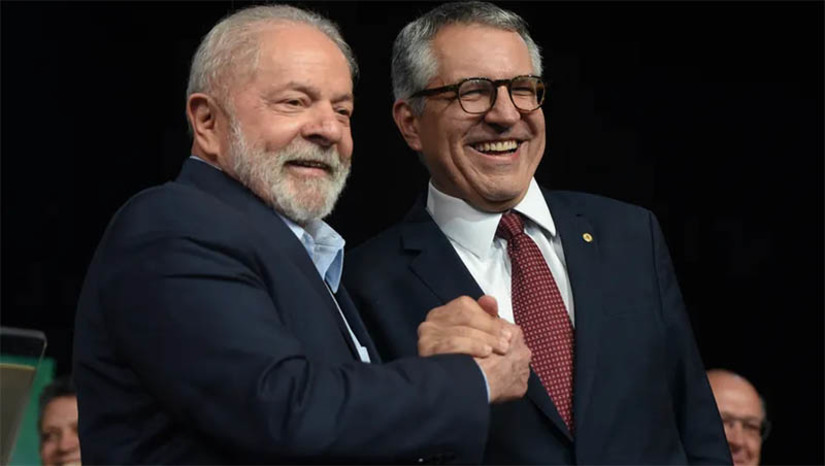 Imagem 1 -  [COLUNA ESPLANADA] O presidente Lula da Silva deu um ultimato ao ministro das Relações Institucionais, Alexandre Padilha, do PT. Ou ele se acerta com os deputados – ainda há uma fila de reclamações, da oposição à base – ou volta para a planície; leia-se a Câmara dos Deputados. O presidente foi enfático, do jeito que está não dá mais. Padilha entendeu o recado e começou a procurar pessoalmente os líderes dos partidos e representantes do baixo clero, pedindo apoio para se manter no cargo. Evidentemente, sabe que há outra fila (de deputados) de olho no seu gabinete, um dos mais poderosos da República.