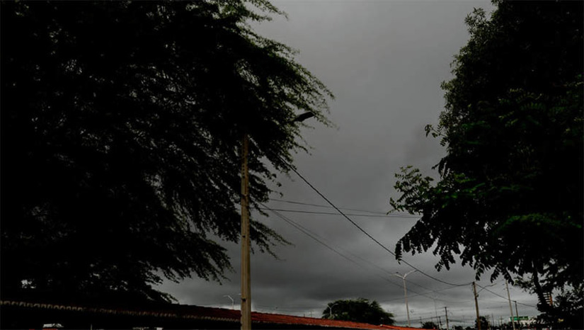 Imagem 1 - Chuvas dos 3 primeiros meses de 2024 ultrapassam a média histórica dos últimos 30 anos em Mossoró. O número foi alcançado na chuva registrada no último domingo (31). Entre janeiro e março deste ano, Mossoró registrou acumulado de 675,7 milímetros. O volume esperado para os seis primeiros meses, segundo a média histórica dos últimos 30 anos, é de 656,1 mm. A conclusão é que está confirmado um período chuvoso acima da média esperada para 2024. O levantamento ainda mostra que durante o feriado da Semana Santa em Mossoró foi registrado o total de 130,6 milímetros. Imagem 1 - Chuvas dos 3 primeiros meses de 2024 ultrapassam a média histórica dos últimos 30 anos em Mossoró. O número foi alcançado na chuva registrada no último domingo (31). Entre janeiro e março deste ano, Mossoró registrou acumulado de 675,7 milímetros. O volume esperado para os seis primeiros meses, segundo a média histórica dos últimos 30 anos, é de 656,1 mm. A conclusão é que está confirmado um período chuvoso acima da média esperada para 2024. O levantamento ainda mostra que durante o feriado da Semana Santa em Mossoró foi registrado o total de 130,6 milímetros.