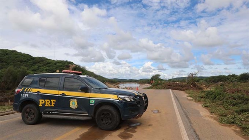Imagem 1 - Sentido Natal - Mossoró: Rota 1: BR 226, seguindo por Currais Novos e Jucurutu (via Florânia), até Triunfo Potiguar, pela RN 233 até Açu, acessando A BR 304, em direção a Mossoró. Rota 2: BR 406 até Macau, seguindo pela RN118, acessando a BR 304 (acesso no km 118, após o ponto de interdição), em direção a Mossoró. Sentido Mossoró – Natal: Rota 3: Saindo pela BR 304 e acessando a RN 118 (acesso a Ipanguaçu), no sentido Macau- pegar BR 406, em direção a Natal. Rota 4: BR 304, acessar RN 118 (acesso a São Rafael), via Jucurutu para BR 226. Rota 5: Sair pela BR 110 e pegar a BR 226 até Natal e Rota 6: Santana dos Matos saída única via Jucurutu na BR 226. Imagem 1 - Sentido Natal - Mossoró: Rota 1: BR 226, seguindo por Currais Novos e Jucurutu (via Florânia), até Triunfo Potiguar, pela RN 233 até Açu, acessando A BR 304, em direção a Mossoró. Rota 2: BR 406 até Macau, seguindo pela RN118, acessando a BR 304 (acesso no km 118, após o ponto de interdição), em direção a Mossoró. Sentido Mossoró – Natal: Rota 3: Saindo pela BR 304 e acessando a RN 118 (acesso a Ipanguaçu), no sentido Macau- pegar BR 406, em direção a Natal. Rota 4: BR 304, acessar RN 118 (acesso a São Rafael), via Jucurutu para BR 226. Rota 5: Sair pela BR 110 e pegar a BR 226 até Natal e Rota 6: Santana dos Matos saída única via Jucurutu na BR 226.