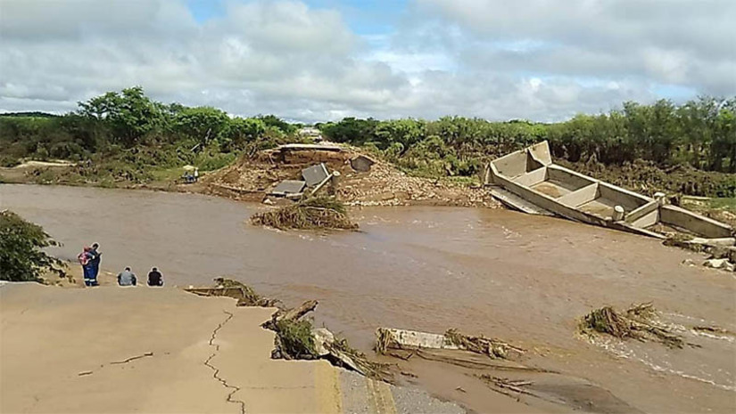 Imagem 1 - Governo analisa proposta da CNseg para seguro às vítimas de desastres naturais. Mais de 180 municípios passaram por estado de calamidade pública em 2024. Nos últimos 10 anos, 93% das cidades brasileiras foram atingidas por algum acidente climático. A implementação da proposta, que visa atender moradores de 5.568 municípios brasileiros, irá proteger as vítimas de alagamentos e inundações causados pelas chuvas no Brasil. Imagem 1 - Governo analisa proposta da CNseg para seguro às vítimas de desastres naturais. Mais de 180 municípios passaram por estado de calamidade pública em 2024. Nos últimos 10 anos, 93% das cidades brasileiras foram atingidas por algum acidente climático. A implementação da proposta, que visa atender moradores de 5.568 municípios brasileiros, irá proteger as vítimas de alagamentos e inundações causados pelas chuvas no Brasil.