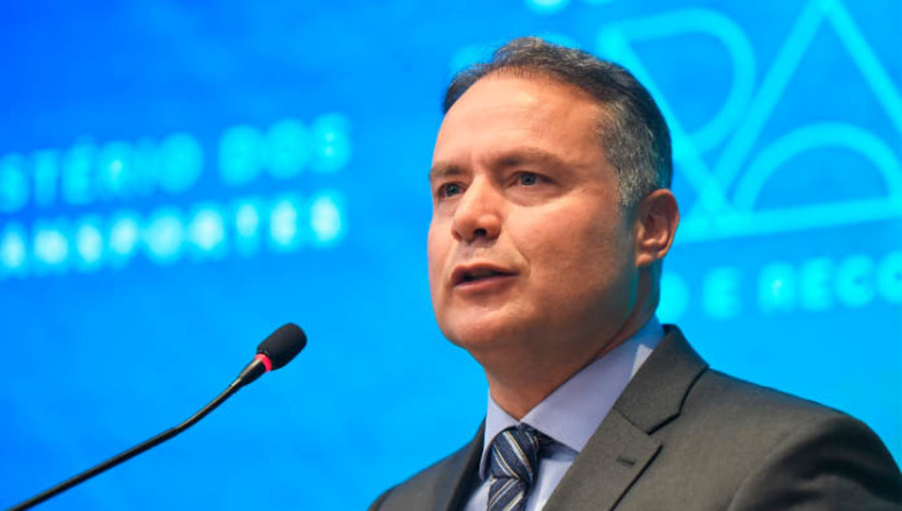 Imagem 1 - Ministro dos Transportes garante construção de nova ponte emergencial e desvio na BR-304, em Lajes. O anúncio foi feito na tarde desta segunda-feira (1º), pelo ministro Renan Filho. “Nós vamos fazer uma contratação emergencial para construção da ponte, a fim de que a gente abrevie o prazo. Além disso, nós vamos no curto espaço de tempo promover um desvio pela própria BR-304”, explicou o ministro. A ponte colapsou neste domingo (31), após as fortes chuvas elevarem o nível do rio que passava sob a rodovia. Imagem 1 - Ministro dos Transportes garante construção de nova ponte emergencial e desvio na BR-304, em Lajes. O anúncio foi feito na tarde desta segunda-feira (1º), pelo ministro Renan Filho. “Nós vamos fazer uma contratação emergencial para construção da ponte, a fim de que a gente abrevie o prazo. Além disso, nós vamos no curto espaço de tempo promover um desvio pela própria BR-304”, explicou o ministro. A ponte colapsou neste domingo (31), após as fortes chuvas elevarem o nível do rio que passava sob a rodovia.