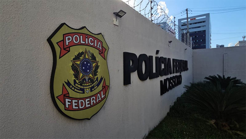 Imagem 1 - A prisão aconteceu nesta segunda-feira (1º) e o preso não vem para Mossoró. A informação não foi confirmada pelo Ministério da Justiça, mas foi pelos advogados contratados pela família do investigado João Victor Xavier da Cunha, de 25 anos, natural de Baraúna-RN. Ao todo, já são oito presos por auxiliar, de alguma maneira, com a escapada de Deibson Cabral, o Tatu, e Rogério Mendonça, o Martelo, da Penitenciária Federal de Mossoró. As buscas aos dois já se aproximam de 50 dias. Imagem 1 - A prisão aconteceu nesta segunda-feira (1º) e o preso não vem para Mossoró. A informação não foi confirmada pelo Ministério da Justiça, mas foi pelos advogados contratados pela família do investigado João Victor Xavier da Cunha, de 25 anos, natural de Baraúna-RN. Ao todo, já são oito presos por auxiliar, de alguma maneira, com a escapada de Deibson Cabral, o Tatu, e Rogério Mendonça, o Martelo, da Penitenciária Federal de Mossoró. As buscas aos dois já se aproximam de 50 dias.