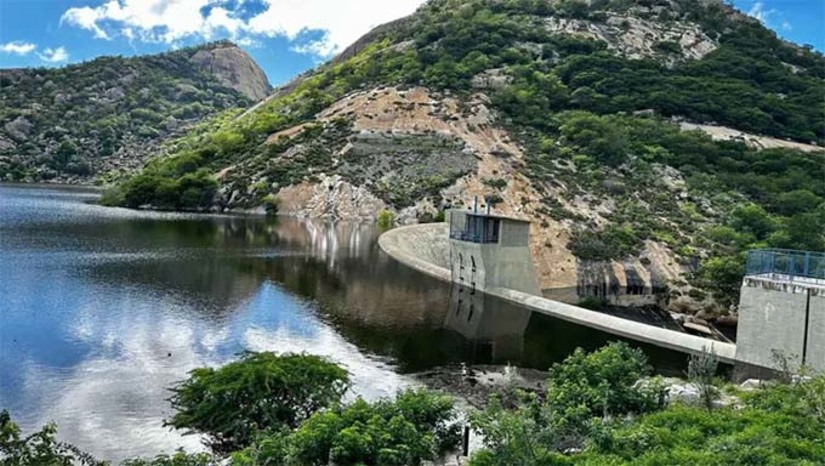 Imagem 1 - A última atualização do nível do açude foi feita na manhã desta terça- feira (02) pelo Instituto de Gestão de Águas do RN (Igarn) e chegou aos 39.929.675 m³, representando um percentual de 89,88%. Mas os moradores afirmam que com a medição extraoficial das 10h, o nível chegou a 91,48%, superando os 40.638.908m³ de água acumulada restando 48cm para a sangria. Diante do rápido aumento do volume de água nos últimos dias, os moradores do município que tem pouco mais de 15 mil habitantes, vivem a expectativa de que o açude transborde nos próximos dias e fazem vigílias, passando a madrugada no local à espera da sangria. Imagem 1 - A última atualização do nível do açude foi feita na manhã desta terça- feira (02) pelo Instituto de Gestão de Águas do RN (Igarn) e chegou aos 39.929.675 m³, representando um percentual de 89,88%. Mas os moradores afirmam que com a medição extraoficial das 10h, o nível chegou a 91,48%, superando os 40.638.908m³ de água acumulada restando 48cm para a sangria. Diante do rápido aumento do volume de água nos últimos dias, os moradores do município que tem pouco mais de 15 mil habitantes, vivem a expectativa de que o açude transborde nos próximos dias e fazem vigílias, passando a madrugada no local à espera da sangria.