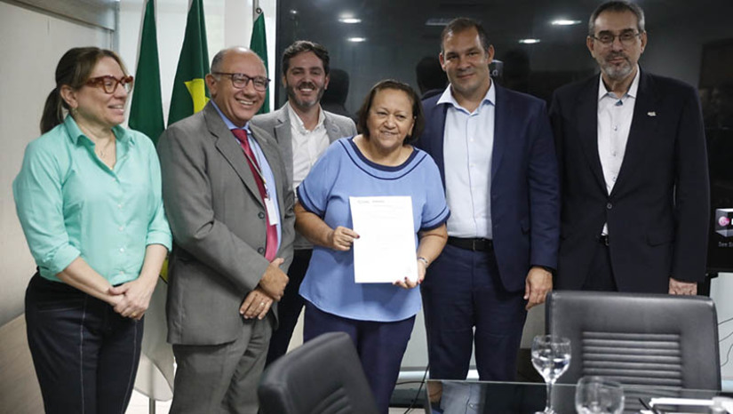 Imagem 1 - 3R Petroleum tem licença renovada para operação no Terminal Aquaviário de Guamaré. A governadora Fátima Bezerra se reuniu com os dirigentes da empresa, nesta terça-feira (2), para entregar o documento. A licença ainda inclui uma uma nova atividade para abastecimento de embarcações no Terminal Aquaviário de Guamaré. “Isso é pioneirismo no Rio Grande do Norte e no Nordeste e trará mais arrecadação de ICMS, além de contribuir para o desenvolvimento econômico do Estado”, disse a governadora. Imagem 1 - 3R Petroleum tem licença renovada para operação no Terminal Aquaviário de Guamaré. A governadora Fátima Bezerra se reuniu com os dirigentes da empresa, nesta terça-feira (2), para entregar o documento. A licença ainda inclui uma uma nova atividade para abastecimento de embarcações no Terminal Aquaviário de Guamaré. “Isso é pioneirismo no Rio Grande do Norte e no Nordeste e trará mais arrecadação de ICMS, além de contribuir para o desenvolvimento econômico do Estado”, disse a governadora.