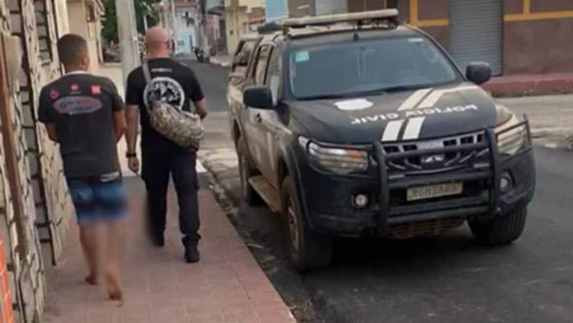 Imagem 1 - Técnico de conserto de celular é preso com aparelho roubado, em Areia Branca. O homem, de 29 anos, foi preso nesta terça-feira (2). O investigado foi surpreendido com a chegada da Polícia Civil e a princípio negou a situação. Com provas que fazem parte do corpo da investigação, os policiais apresentaram as informações ao suposto autor do crime, que diante dos fatos precisou ser levado à Delegacia. A PCRN orienta que a população adquira somente aparelhos celulares com procedência conhecida, com nota fiscal ou outro documento que comprove a sua origem. Imagem 1 - Técnico de conserto de celular é preso com aparelho roubado, em Areia Branca. O homem, de 29 anos, foi preso nesta terça-feira (2). O investigado foi surpreendido com a chegada da Polícia Civil e a princípio negou a situação. Com provas que fazem parte do corpo da investigação, os policiais apresentaram as informações ao suposto autor do crime, que diante dos fatos precisou ser levado à Delegacia. A PCRN orienta que a população adquira somente aparelhos celulares com procedência conhecida, com nota fiscal ou outro documento que comprove a sua origem.