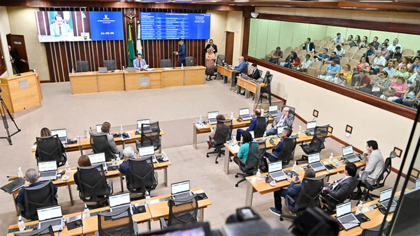 Imagem 1 -  Projeto de Lei que reajusta salários dos professores do RN é aprovado. O projeto, de autoria do governo do estado, foi aprovado à unanimidade, nesta terça-feira (2) e vai beneficiar 18.884 profissionais. Os valores remuneratórios a serem pagos após a implantação dos reajustes ficam limitados ao percentual fixado de 3,62%, cuja jornada de trabalho dos respectivos titulares corresponda a 30 horas semanais.