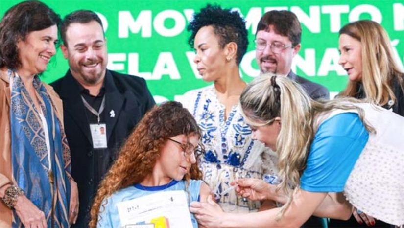 Imagem 1 -  Iniciativa dos ministérios da Saúde e Educação, pactuada com estados e municípios e vai atualizar a caderneta de jovens com até 15 anos de idade. Vacinas contra a poliomielite, febre amarela, meningite ACWY, tríplice viral (sarampo, caxumba e rubéola) e o HPV são alguns dos destaques para a faixa etária. O calendário da vacinação nas escolas segue até 19 de abril e faz parte do Programa Saúde na Escola (PSE).