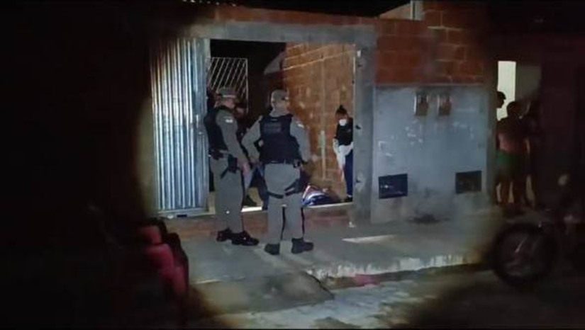 Imagem 1 - Mossoroense investigado por vários homicídios é morto a tiros em Assú. O crime aconteceu no final da noite desta quarta-feira (3), no conjunto Cristóvão Dantas. A vítima foi identificada como Belidson Bruno da Silva, de 24 anos, conhecido como “Bruno de Sasa”. Segundo informações do delegado Luís Antônio, do plantão de Mossoró, por volta das 23h30, a vítima estava comendo uns pastéis, acompanhado de um cunhado, quando suspeitos saíram de dentro de um matagal que havia na frente do local e desferiram vários disparos contra ela. O delegado acredita que, pelo menos, duas pessoas participaram do crime. Imagem 1 - Mossoroense investigado por vários homicídios é morto a tiros em Assú. O crime aconteceu no final da noite desta quarta-feira (3), no conjunto Cristóvão Dantas. A vítima foi identificada como Belidson Bruno da Silva, de 24 anos, conhecido como “Bruno de Sasa”. Segundo informações do delegado Luís Antônio, do plantão de Mossoró, por volta das 23h30, a vítima estava comendo uns pastéis, acompanhado de um cunhado, quando suspeitos saíram de dentro de um matagal que havia na frente do local e desferiram vários disparos contra ela. O delegado acredita que, pelo menos, duas pessoas participaram do crime.