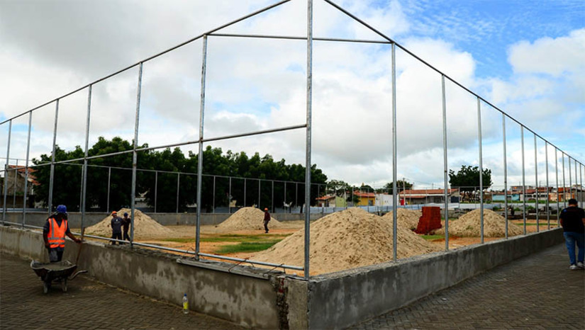 Imagem 1 - Obra da Praça do Promorar está em ritmo acelerado; equipamento terá quase 4 mil m² de área construída. O equipamento contará com passeio em piso intertravado, campo de futebol, alambrado em todo seu perímetro e tela de proteção, instalação de academia da terceira idade, de academia da segunda idade, playground, iluminação em LED, vagas de estacionamento, bancos em concreto e paisagismo. A praça será totalmente estruturada e equipada para as pessoas com deficiência, atendendo a normas técnicas e legislação vigente. Imagem 1 - Obra da Praça do Promorar está em ritmo acelerado; equipamento terá quase 4 mil m² de área construída. O equipamento contará com passeio em piso intertravado, campo de futebol, alambrado em todo seu perímetro e tela de proteção, instalação de academia da terceira idade, de academia da segunda idade, playground, iluminação em LED, vagas de estacionamento, bancos em concreto e paisagismo. A praça será totalmente estruturada e equipada para as pessoas com deficiência, atendendo a normas técnicas e legislação vigente.