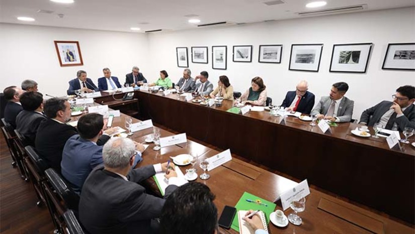 Imagem 1 - Durante a reunião, os governadores apresentaram propostas ao ministro Fernando Haddad. A primeira é a aprovação de uma Proposta de Emenda à Constituição, a PEC 51/2019, que pretende harmonizar o pagamento dos Fundos de Participação dos Estados (FPE) e dos Municípios (FPM). Imagem 1 - Durante a reunião, os governadores apresentaram propostas ao ministro Fernando Haddad. A primeira é a aprovação de uma Proposta de Emenda à Constituição, a PEC 51/2019, que pretende harmonizar o pagamento dos Fundos de Participação dos Estados (FPE) e dos Municípios (FPM).