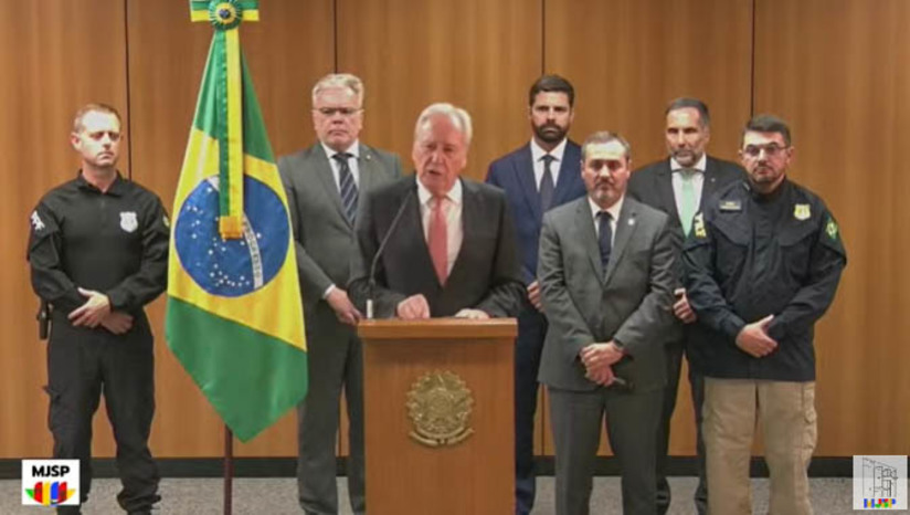 Imagem 1 - “Os dois fugitivos estavam em um verdadeiro ‘comboio do crime’”, diz Lewandowski . Durante coletiva de imprensa, concedida na tarde desta quinta-feira (4), o ministro da Justiça e Segurança Pública, Ricardo Lewandowski, informou que além de Deibson Cabral Nascimento, o Tatu, de 33 anos, e Rogério da Silva Mendonça, o Martelo, de 35 anos, outras 4 pessoas foram presas, em Marabá, no Pará. O grupo estava em três carros. Com eles também foi apreendido um fuzil. O ministro considerou a prisão extremamente exitosa, visto que não houve reação e nem feridos e confirmou que os dois retornarão para a penitenciária de Mossoró, de onde fugiram. Imagem 1 - “Os dois fugitivos estavam em um verdadeiro ‘comboio do crime’”, diz Lewandowski . Durante coletiva de imprensa, concedida na tarde desta quinta-feira (4), o ministro da Justiça e Segurança Pública, Ricardo Lewandowski, informou que além de Deibson Cabral Nascimento, o Tatu, de 33 anos, e Rogério da Silva Mendonça, o Martelo, de 35 anos, outras 4 pessoas foram presas, em Marabá, no Pará. O grupo estava em três carros. Com eles também foi apreendido um fuzil. O ministro considerou a prisão extremamente exitosa, visto que não houve reação e nem feridos e confirmou que os dois retornarão para a penitenciária de Mossoró, de onde fugiram.