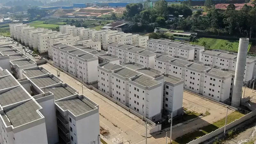 Imagem 1 - Tire dúvidas sobre financiamento do Minha Casa, Minha Vida no 7º episódio do “Me Conta, Brasil”. Criado pela Secretaria de Comunicação Social (Secom) da Presidência da República, o videocast “Me Conta, Brasil”, está disponível nas redes sociais. Em forma de bate-papo, o videocast traz gestores de ministérios e autarquias federais para explicar as políticas do Governo Federal para a população. No sétimo episódio, disponibilizado nesta quarta-feira (4), os convidados são Hailton Madureira, secretário de Habitação do Ministério das Cidades, e Inês Magalhães, vice-presidente de habitação da CAIXA e uma das idealizadoras do Minha Casa, Minha Vida, lá em 2009. Imagem 1 - Tire dúvidas sobre financiamento do Minha Casa, Minha Vida no 7º episódio do “Me Conta, Brasil”. Criado pela Secretaria de Comunicação Social (Secom) da Presidência da República, o videocast “Me Conta, Brasil”, está disponível nas redes sociais. Em forma de bate-papo, o videocast traz gestores de ministérios e autarquias federais para explicar as políticas do Governo Federal para a população. No sétimo episódio, disponibilizado nesta quarta-feira (4), os convidados são Hailton Madureira, secretário de Habitação do Ministério das Cidades, e Inês Magalhães, vice-presidente de habitação da CAIXA e uma das idealizadoras do Minha Casa, Minha Vida, lá em 2009.