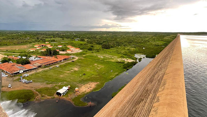 Imagem 1 - Barragem Santa Cruz do Apodi chega a 70,32% da sua capacidade total . De acordo com o Relatório dos Volumes dos Principais Reservatórios do RN, divulgado nesta quinta-feira (04), indica que a barragem Santa Cruz do Apodi, segundo maior reservatório do estado, acumula 421.728.050 m³. A capacidade total da barragem é de 599.712.000 m³. Este é o maior volume acumulado no manancial desde 2012. As reservas hídricas superficiais totais do estado acumulam 2.829.514.156 m³, equivalentes a 63,36% da capacidade total. Imagem 1 - Barragem Santa Cruz do Apodi chega a 70,32% da sua capacidade total . De acordo com o Relatório dos Volumes dos Principais Reservatórios do RN, divulgado nesta quinta-feira (04), indica que a barragem Santa Cruz do Apodi, segundo maior reservatório do estado, acumula 421.728.050 m³. A capacidade total da barragem é de 599.712.000 m³. Este é o maior volume acumulado no manancial desde 2012. As reservas hídricas superficiais totais do estado acumulam 2.829.514.156 m³, equivalentes a 63,36% da capacidade total.