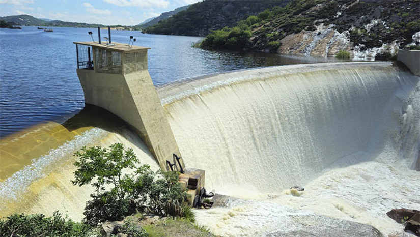 Imagem 1 - Sangria de reservatórios vai garantir abastecimento de Acari e Currais Novos por 4 anos. O Gargalheiras, que sangrou depois de 13 anos, abastece a cidade de Acari e complementa o abastecimento de Currais Novos. Até a primeira quinzena de fevereiro, havia a possibilidade de colapso no fornecimento de água tratada das duas cidades em função do baixo volume armazenado nele e no açude Dourado. Juntos, os dois reservatórios acumulavam menos de 1 milhão de metros cúbicos, em 15 de fevereiro deste ano, situação que levou o governo do Estado, em comum acordo com a Codevasf (responsável pelas obras), a antecipar a construção do trecho 4-Norte da Adutora Seridó, para garantir o abastecimento de 52 mil habitantes das duas cidades. Com Dourado e Gargalheiras cheios, a Caern estima que o abastecimento de Acari e Currais Novos está garantido por quatro anos, mesmo que não haja recarga. Imagem 1 - Sangria de reservatórios vai garantir abastecimento de Acari e Currais Novos por 4 anos. O Gargalheiras, que sangrou depois de 13 anos, abastece a cidade de Acari e complementa o abastecimento de Currais Novos. Até a primeira quinzena de fevereiro, havia a possibilidade de colapso no fornecimento de água tratada das duas cidades em função do baixo volume armazenado nele e no açude Dourado. Juntos, os dois reservatórios acumulavam menos de 1 milhão de metros cúbicos, em 15 de fevereiro deste ano, situação que levou o governo do Estado, em comum acordo com a Codevasf (responsável pelas obras), a antecipar a construção do trecho 4-Norte da Adutora Seridó, para garantir o abastecimento de 52 mil habitantes das duas cidades. Com Dourado e Gargalheiras cheios, a Caern estima que o abastecimento de Acari e Currais Novos está garantido por quatro anos, mesmo que não haja recarga.