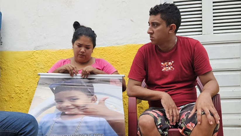 Imagem 1 - Esta foi a punição proposta pelo MPRN a Cauã Natan, por ter matado o menino Antony Luan, de 5 anos, quando praticava “grau”, na contramão da Rua Francisco Pascoal, no bairro Santo Antõnio, em Mossoró, no dia 1º de outubro de 2023. Ao lado do marido Aliton Fernandes, Eliane Guedes decidiu não aceitar a indenização proposta pelo MPRN, passando a exigir que Cauã Natan fosse denunciado por assassinato a Justiça. Neste caso, o MPRN explicou que a pena é de no máximo 5 anos e 6 meses de prisão em regime-aberto, podendo substituir esta pena por trabalhos comunitários e ou doações de cestas básicas a instituições de caridade. Neste vídeo, Aliton e a esposa Eliane Gudes narram como aconteceu o atropelamento do filho e enfatizam que esperam que a justiça seja feira. Imagem 1 - Esta foi a punição proposta pelo MPRN a Cauã Natan, por ter matado o menino Antony Luan, de 5 anos, quando praticava “grau”, na contramão da Rua Francisco Pascoal, no bairro Santo Antõnio, em Mossoró, no dia 1º de outubro de 2023. Ao lado do marido Aliton Fernandes, Eliane Guedes decidiu não aceitar a indenização proposta pelo MPRN, passando a exigir que Cauã Natan fosse denunciado por assassinato a Justiça. Neste caso, o MPRN explicou que a pena é de no máximo 5 anos e 6 meses de prisão em regime-aberto, podendo substituir esta pena por trabalhos comunitários e ou doações de cestas básicas a instituições de caridade. Neste vídeo, Aliton e a esposa Eliane Gudes narram como aconteceu o atropelamento do filho e enfatizam que esperam que a justiça seja feira.