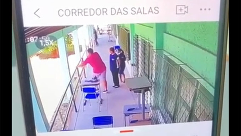 Imagem 1 - Irritado ao ser impedido de entrar em sala com o celular ligado, o candidatoAntônio Cristiano Filgueira bateu violentamente e repetidamente o seu aparelho celular contra a parede. Depois do surto de raiva, passou pelos procedimentos de segurança e fez a prova normalmente. Mas ao final, acusou a coordenadora de fiscalização de ser a responsável por quebrar o seu telefone móvel, chamou a polícia e prestou queixa contra a profissional. Ele vai responder por denunciação caluniosa. Imagem 1 - Irritado ao ser impedido de entrar em sala com o celular ligado, o candidatoAntônio Cristiano Filgueira bateu violentamente e repetidamente o seu aparelho celular contra a parede. Depois do surto de raiva, passou pelos procedimentos de segurança e fez a prova normalmente. Mas ao final, acusou a coordenadora de fiscalização de ser a responsável por quebrar o seu telefone móvel, chamou a polícia e prestou queixa contra a profissional. Ele vai responder por denunciação caluniosa.