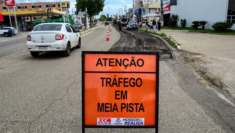 Imagem 1 - A etapa de fresagem é a preparação para o início do recapeamento asfáltico. A medida contribui para a preservação da infraestrutura urbana e para a segurança de todos que utilizam essa importante via de Mossoró. A obra faz parte do programa “Mossoró Realiza”, que contempla de ponta a ponta toda a cidade com asfalto novo. Imagem 1 - A etapa de fresagem é a preparação para o início do recapeamento asfáltico. A medida contribui para a preservação da infraestrutura urbana e para a segurança de todos que utilizam essa importante via de Mossoró. A obra faz parte do programa “Mossoró Realiza”, que contempla de ponta a ponta toda a cidade com asfalto novo.