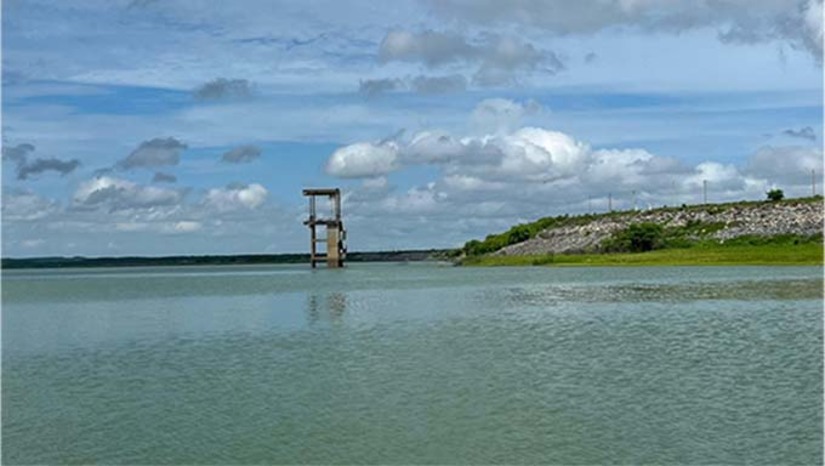 Imagem 1 - As reservas hídricas superficiais totais do RN somam 2.999.415.425 m³, equivalentes a 67,57% da sua capacidade total, que é de 4.438.663.499 m³. O volume geral acumulado também é o maior desde 2012. A barragem Armando Ribeiro Gonçalves acumula 1.683.786.831 m³, percentualmente, 70,95% da sua capacidade total, que é de 2.373.066.000 m³. A última vez que o manancial sangrou foi em 2011. Imagem 1 - As reservas hídricas superficiais totais do RN somam 2.999.415.425 m³, equivalentes a 67,57% da sua capacidade total, que é de 4.438.663.499 m³. O volume geral acumulado também é o maior desde 2012. A barragem Armando Ribeiro Gonçalves acumula 1.683.786.831 m³, percentualmente, 70,95% da sua capacidade total, que é de 2.373.066.000 m³. A última vez que o manancial sangrou foi em 2011.