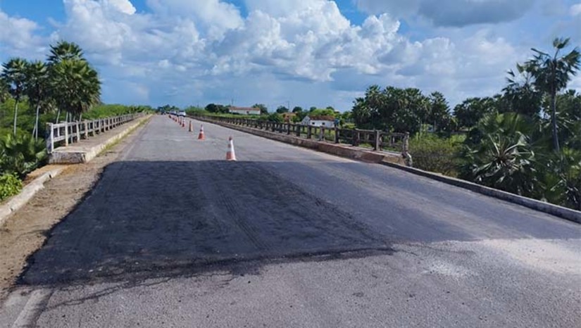 Imagem 1 - O DER liberou o tráfego de veículos na RN-041, recuperou o piso e reforçou a segurança da Ponte do Arapuá, na RN-118, no município de Ipanguaçu, região Central do Estado. O trecho da RN-118, que vai do entrocamento da BR-304, em Itajá, até a interligação com a BR-406, em Macau, teve o tráfego aumentado em cerca de 70%, inclusive com a presença de veículos pesados, depois que passou a ser usado como rota alternativa em consequência da interdição da BR-304, na altura de Lajes. Ainda no sábado, o DER concluiu o aterramento da cabeceira da ponte sobre o Riacho Salgado, restabelecendo o trânsito de veículos na RN-041. Imagem 1 - O DER liberou o tráfego de veículos na RN-041, recuperou o piso e reforçou a segurança da Ponte do Arapuá, na RN-118, no município de Ipanguaçu, região Central do Estado. O trecho da RN-118, que vai do entrocamento da BR-304, em Itajá, até a interligação com a BR-406, em Macau, teve o tráfego aumentado em cerca de 70%, inclusive com a presença de veículos pesados, depois que passou a ser usado como rota alternativa em consequência da interdição da BR-304, na altura de Lajes. Ainda no sábado, o DER concluiu o aterramento da cabeceira da ponte sobre o Riacho Salgado, restabelecendo o trânsito de veículos na RN-041.