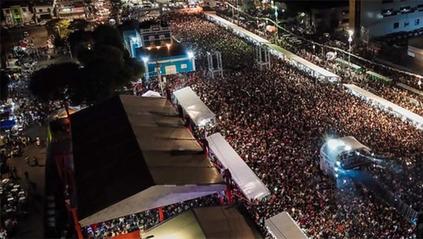 Imagem 1 - A partir da próxima semana, o cadastro será direcionado aos comerciantes que pretendem vender nos polos da festa. A novidade é que o procedimento também poderá ser feito on-line, por meio de formulário eletrônico, mesmo sistema utilizado por técnicos da Prefeitura no atendimento presencial. Dessa forma, o município agiliza o processo de cadastramento, permitindo que o comerciante realize a inscrição pela internet, utilizando computador, tablet ou celular. Imagem 1 - A partir da próxima semana, o cadastro será direcionado aos comerciantes que pretendem vender nos polos da festa. A novidade é que o procedimento também poderá ser feito on-line, por meio de formulário eletrônico, mesmo sistema utilizado por técnicos da Prefeitura no atendimento presencial. Dessa forma, o município agiliza o processo de cadastramento, permitindo que o comerciante realize a inscrição pela internet, utilizando computador, tablet ou celular.