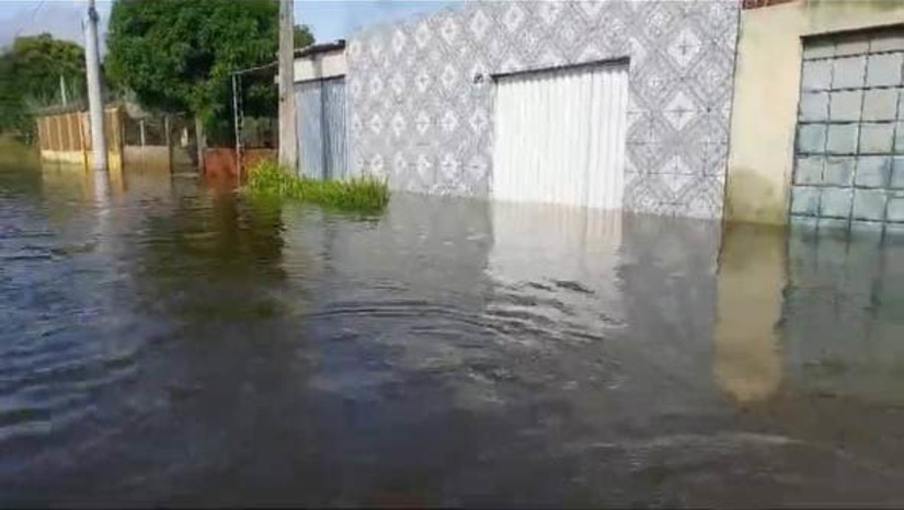 Imagem 1 - Cosern suspende fornecimento de energia em áreas inundadas de Ipanguaçu. Segundo a empresa, a medida temporária visa prevenir acidentes, em virtude do transbordamento do Açude Pataxó. A cheia do reservatório invadiu imóveis ao longo desta quarta-feira (10) e provocou a retirada de dezenas de famílias de casas e comércios locais. A suspensão de energia foi realizada para 86 clientes no Bairro Ubarana. Imagem 1 - Cosern suspende fornecimento de energia em áreas inundadas de Ipanguaçu. Segundo a empresa, a medida temporária visa prevenir acidentes, em virtude do transbordamento do Açude Pataxó. A cheia do reservatório invadiu imóveis ao longo desta quarta-feira (10) e provocou a retirada de dezenas de famílias de casas e comércios locais. A suspensão de energia foi realizada para 86 clientes no Bairro Ubarana.