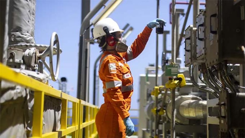 Imagem 1 - Se os investimentos no desenvolvimento das áreas já concedidas forem feitos como o previsto, o total de ocupados em petroleiras e fornecedoras de bens e serviços do primeiro elo da cadeia chegará a 911 mil em 2029, ante os 616 mil em 2023, indicam as estimativas que estão no Caderno Abespetro 2024. Segundo o estudo da Abespetro, o salário médio do setor hoje é de R$ 12,1 mil por mês, considerando todos os níveis de instrução. Imagem 1 - Se os investimentos no desenvolvimento das áreas já concedidas forem feitos como o previsto, o total de ocupados em petroleiras e fornecedoras de bens e serviços do primeiro elo da cadeia chegará a 911 mil em 2029, ante os 616 mil em 2023, indicam as estimativas que estão no Caderno Abespetro 2024. Segundo o estudo da Abespetro, o salário médio do setor hoje é de R$ 12,1 mil por mês, considerando todos os níveis de instrução.